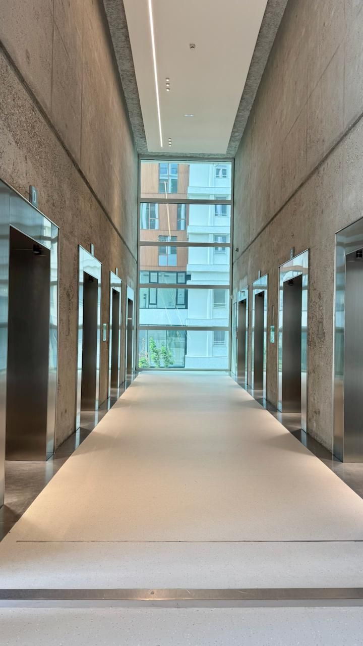hall ascenseur tour d'affaireshours works and services