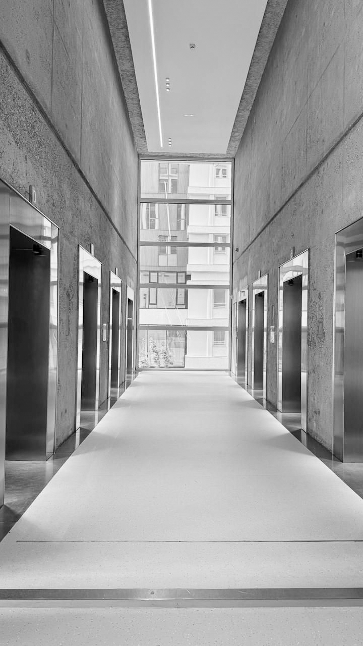 noir et blanc hall de tour d'affaires - ascenceur Aménagement par Horus Works and Services 